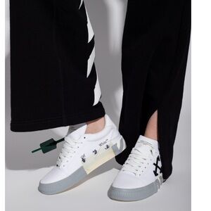 OFF WHITE Vulcanized Low Top Sneaker